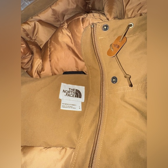 North Face Arctic Parka - Size Large - tan colour - Picture 3 of 5